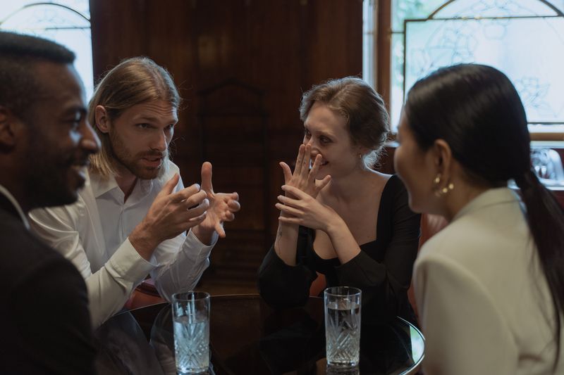 Quatre personnes en pleine discussion autour d'une table